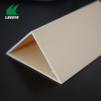 Profilé PVC rigide personnalisé en usine, couleur sur mesure, bande d'angle triangulaire creuse en plastique, résistante aux acides, écologique pour le béton
