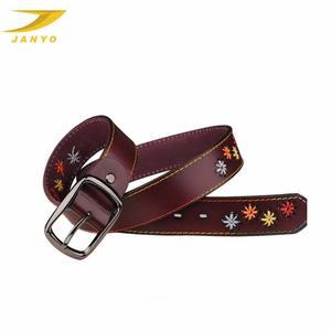 <span class=keywords><strong>Cintura</strong></span> da <span class=keywords><strong>Donna</strong></span> Personalizzata in Vera Pelle <span class=keywords><strong>Bordeaux</strong></span> con Ricamo Floreale, Fibbia Quadrata in Metallo e Cuciture a Contrasto in Pelle Bovina - Product Image 3