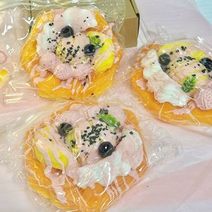 Prix de gros usine : Squishy durable en forme de pain, gâteau, crème glacée, patte d'ours, super doux, à remontée lente, anti-stress, taille compacte, pour la décoration - Product Image 3