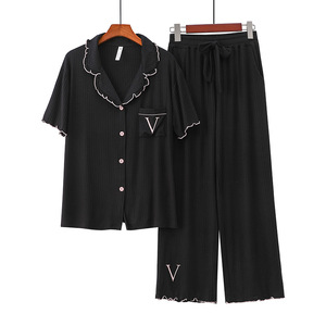 PJ-052 Ensemble de pyjama doux en modal pour femme, manches courtes, col côtelé, tissu fin tissé, 2 pièces, avec logo frontal, idéal printemps-été - Product Image 4