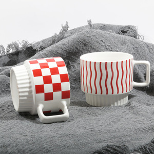 Tasse à café en céramique tendance et créative, personnalisée, motif à carreaux et rayures ondulées - Tasse pour couple, sans BPA, passe au lave-vaisselle - Product Image 2