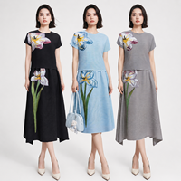 En stock Ensemble coordonné plissé pour femme, style décontracté d'été, avec haut ample à imprimé floral artistique à empiècements croisés et jupe à ourlet mousseline, infroissable