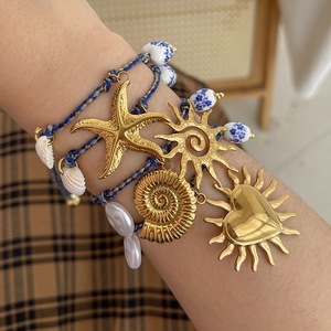 BD-D1097 Muses Jewels Bracciale Trendy con Ciondolo a Conchiglia e Lumaca Marina Placcato Oro, Non Ossidabile, con Cordino, Stile Oceano e Spiaggia - Product Image 1