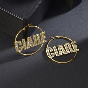 ต่างหูห่วงสแตนเลสชุบทองพร้อมตัวอักษรคริสตัล CLARE เครื่องประดับปาร์ตี้อินเทรนด์สำหรับผู้หญิง - Product Image 2