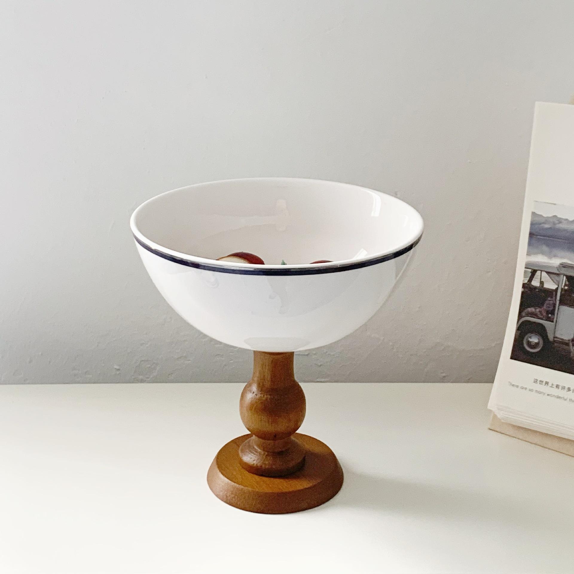 เสาไม้สีน้ำตาล