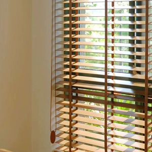 <span class=keywords><strong>Persiane</strong></span> in <span class=keywords><strong>Legno</strong></span> Eleganza Medievale Doghe Rinforzate Accento d'Interni Lussuoso - Product Image 1