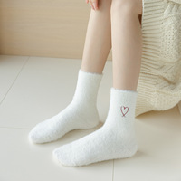Automne hiver épaissi moyen Tube chaussettes blanc brodé coeur sol chaussettes en peluche hiver pantoufle chaussettes pour femmes confortable élégant