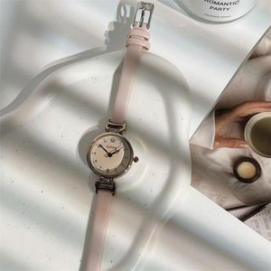 Nuevo reloj con estilo <span class=keywords><strong>retro</strong></span> británico, moda de nicho, sensación de alta gama, correa de cuero con números redondos, compacto. - Product Image 1