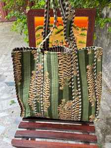 Bolso tote ligero de algodón acolchado con estampado artesanal, para uso diario, bolso de hombro para mujer - Product Image 3