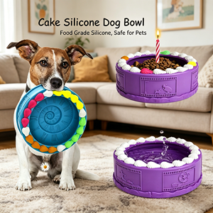 Bols de nourriture et d'eau pour animaux de compagnie en silicone de luxe, forme de gâteau, avec logo graphique personnalisé en relief, fabricant de bols pour chats et chiens - Product Image 1