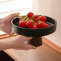 Assiettes en céramique sur pieds hauts 2026, très populaires, avec assiettes à dessert sur pieds hauts pour les plateaux de thé de l'après-midi, idéales pour la maison et le salon à la française