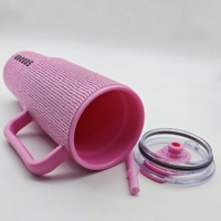 Bouteille d'eau isotherme réutilisable en plastique de 1150 ml avec poignée et paille, design classique à thème festif, étanche, pour festivals et activités de plein air