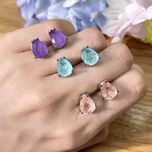Boucles d'oreilles clous personnalisables en pierre fusionnée taille poire 7*9mm, multicolores, en forme de goutte, bijoux d'oreille minimalistes pour usage quotidien, vente en gros - Product Image 4