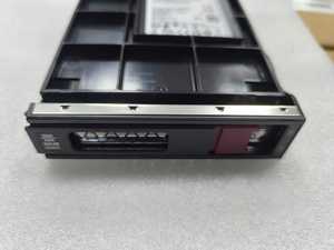 HPE P37009-B21 960 Go SAS 12 Gbit/s 2,5 pouces SFF SSD à branchement à chaud à usage mixte pour stockage de serveur ProLiant Gen10 Gen11 - Product Image 4