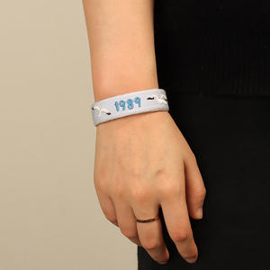 Brazalete de Joyería de Amistad Tejido con Bordado de Letras MOM Personalizado, Creativo y Abierto, Color Rosa, Regalo para el Día de la Madre - Product Image 2