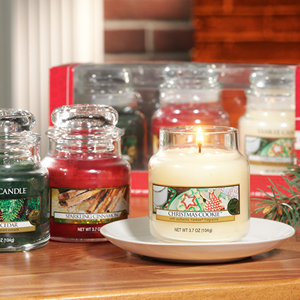 เทียนหอมถั่วเหลืองสไตล์อเมริกัน ยี่ห้อ Yankee สำหรับตกแต่งบ้านในเทศกาลปีใหม่ วันรับปริญญา วันวาเลนไทน์ และงานแต่งงาน - Product Image 1