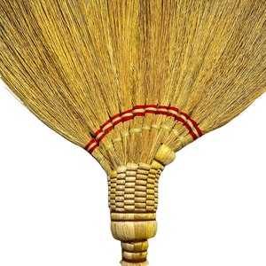 Mini Escoba de Mano de Fibra de Palma con Mango de Bambú – Cepillo de Limpieza de Polvo Natural Hecho a Mano - Product Image 2