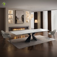 Table de salle à manger au design unique avec pieds en métal noir et plateau en céramique imitation marbre, idéale pour les restaurants modernes
