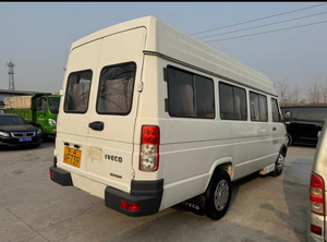 Fourgonnette compacte Iveco Daily 2017 avec moteur 2.8T, diesel turbocompressé, transmission manuelle, intérieur foncé, MPV 11 places - Product Image 6