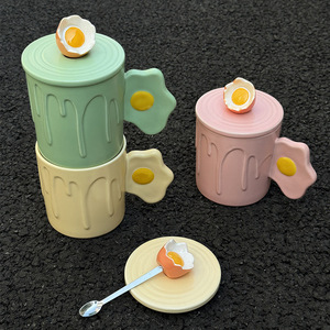 Ensemble de tasses à café en céramique créatives et mignonnes en forme d'œuf, design œuf frit et œuf brisé, jaune, vert et rose, avec couvercle et cuillère, pour la maison et les cadeaux - Product Image 1