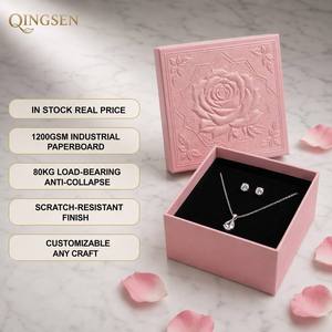 Boîte cadeau de luxe élégante en carton rose personnalisé avec couvercle et base gaufrés, insert en velours, pour emballage de bijoux et cadeaux - Product Image 1