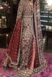 Lehenga de Novia de Lujo con Chaqueta Larga con Trabajo Artesanal de Zardozi, Perfecta para Bodas - Product Image 2