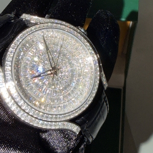 นาฬิกาผู้ชายแบบ Iced Out ประดับเพชรโมอิสซาไนต์ VVS1 คริสตัลแซฟไฟร์ สายหนัง กันน้ำ 50 เมตร ตัวเรือนสแตนเลสสตีล - Product Image 1