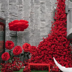 Décoration murale en cascade de roses artificielles Timo, tissu enduit d'huile, accessoires de mariage en plastique pour l'extérieur - Product Image 1