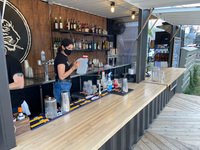 Bar à bière en conteneur préfabriqué monocouche, esthétique industrielle, avec grande fenêtre de service, comptoir de pub pop-up, couleur personnalisée, portable