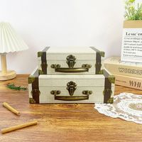 Boîte rigide en carton carrée personnalisée avec poignée en métal antique, laminage mat et gaufrage pour l'emballage de bijoux, de vêtements et de chaussettes
