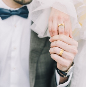 OAHLAN Anillos de Titanio Chapados en Oro Clásicos de 6 mm y 8 mm, Banda de Boda Cepillada Mate, para Hombres, Mujeres, Parejas, Unisex, Regalo de Compromiso o Fiesta - Product Image 5