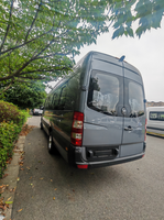 Disposition des portes à ouverture extérieure sur 20 places pour autobus urbains destinés aux opérateurs de transport en commun et aux administrations municipales.