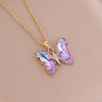 Collier Papillon Envoûtant avec Cristal Scintillant, Bijou Tendance pour Femme, Cadeau Parfait Maman Diplômée, Accessoire Élégant