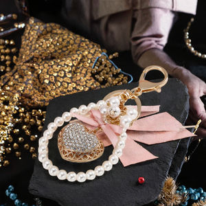 キーチェーンペンダント女性のためのカスタムロゴ付きカスタマイズ可能なヴィンテージエレガントなクリスタルハート型真珠チャームテーマ - Product Image 2