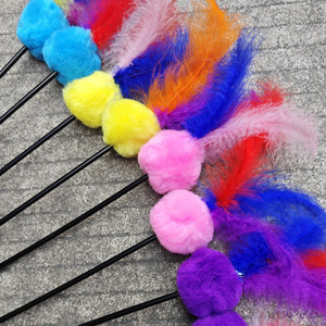 Bâton à plumes pour chat avec pompon, 65 cm de long, en plastique avec clochettes pour jeu interactif avec les animaux de compagnie - Product Image 1