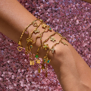 ชุดสร้อยข้อมือเสน่ห์สวยงาม โทนสีทอง จี้รูปหัวใจ ดอกไม้ และไม้กางเขน เครื่องประดับสำหรับผู้หญิง สวมใส่ได้ทุกวัน - Product Image 3