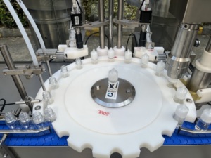 เครื่องบรรจุของเหลวอัตโนมัติ PLC ความแม่นยำสูง 10-120 มล. สำหรับขวดพลาสติกและแก้ว น้ำผลไม้ น้ำมัน เครื่องดื่ม อุตสาหกรรมเคมี - Product Image 2