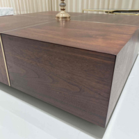 Table basse en bois haut de gamme sur mesure avec forme carrée et rayures dorées, une table basse luxueuse en demande