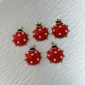 <span class=keywords><strong>Ciondolo</strong></span> Charm a Forma di <span class=keywords><strong>Coccinella</strong></span> in Ottone Placcato Oro con Dettagli in Perle e Smalto Rosso, Gioiello Regalo - Product Image 1
