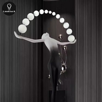 Lampadaire Luxueux et Moderne, Sculpture Artistique Humanoïde Abstraite, Luminaire LED avec Figurine en Fer Portant une Sphère pour Décoration de Salon