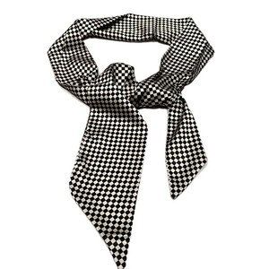 Pañuelo Largo de Seda para Mujer, Diseño a Cuadros Blanco y Negro, Accesorio de Moda Ligero, Estilo Elegante para Primavera/Verano - Product Image 5