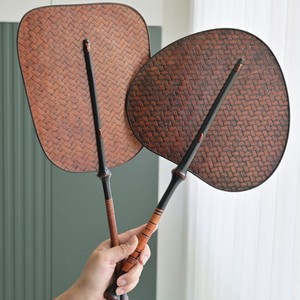 Éventail en bambou tressé fait main, long manche, style rétro, pour l'été, objet d'art et de collection - Product Image 1
