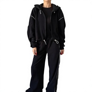 Ensemble de survêtement décontracté deux pièces pour femme, noir, avec accent de passepoil, veste à capuche zippée intégrale épaisse et pantalon de survêtement large assorti - Product Image 1