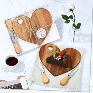 Plateau à fromage en bois en forme de cœur Qingguang avec ensemble couteau et fourchette pour servir les gâteaux - Product Image 1