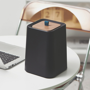 Mini Cubo de Basura de Plástico para Escritorio con Tapas de Madera, Cubo de Almacenamiento Vertical Ecológico - Product Image 4
