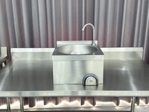Évier de lavage des mains en acier inoxydable à commande au genou avec robinet, lavabo hygiénique mural pour cuisines de <span class=keywords><strong>restauration</strong></span> - Product Image 4