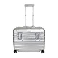 Valise trolley en aluminium rayée argentée avec deux poches en cuir, charnières robustes et roulettes silencieuses à 360° °   Roues