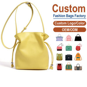 Sac bandoulière en cuir pleine fleur lisse avec fermeture magnétique et détails chaînes, prêt pour l'hiver, sac à main premium pour femme pour les trajets quotidiens - Product Image 1