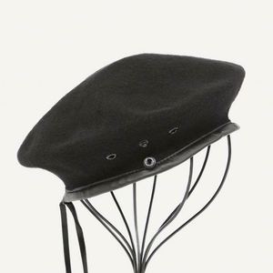 Bérets brodés personnalisés en gros, bérets en laine avec garniture en cuir et sangle réglable pour hommes - Product Image 2