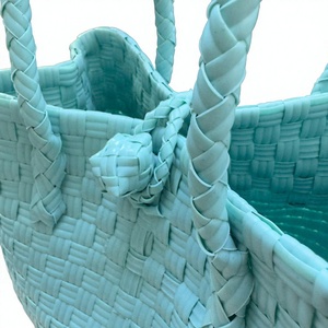 Sac fourre-tout en plastique tressé fait main écologique, résistant à l'eau, pour la plage et le shopping, sac à main artisanal durable - Product Image 5